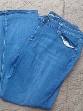 Universal Thread Women's Straight Leg Jeans in Medium Blue